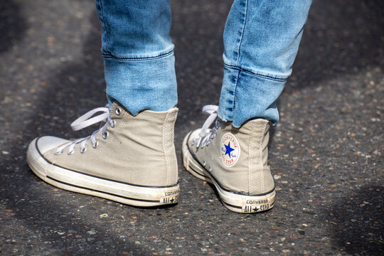 Helle Chucks in Kombination mit engen Jeans