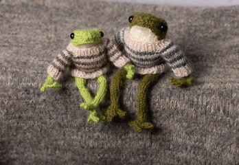 knitted frog toys