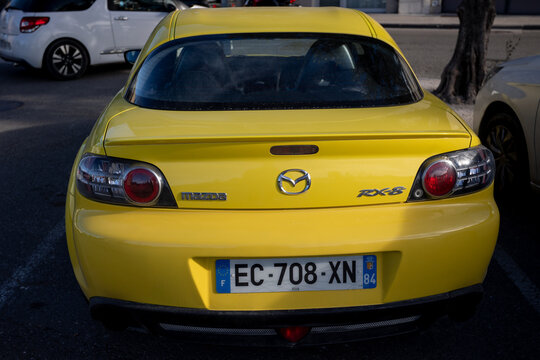 Vaison la Romaine - France - 04 f&eacute;vrier 2023 - vue de l'arri&egrave;re d'une voiture de marque Mazda RX-8 gar&eacute;e sur un parking