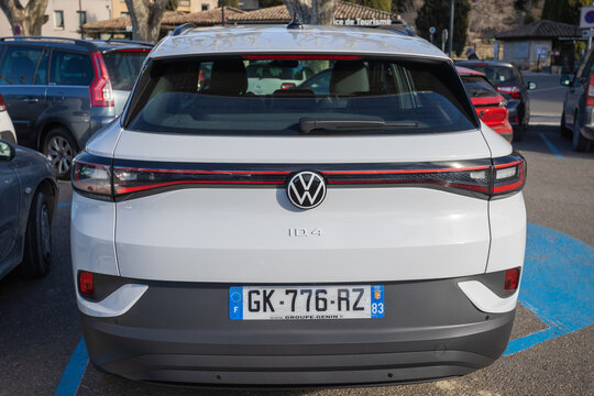 Vaison la Romaine - France - 04 f&eacute;vrier 2023 - vue de l'arri&egrave;re d'une voiture de marque Volkswagen ID.4 gar&eacute;e sur un parking