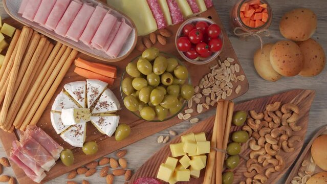 mesa de salados, picada, embutidos, aceitunas