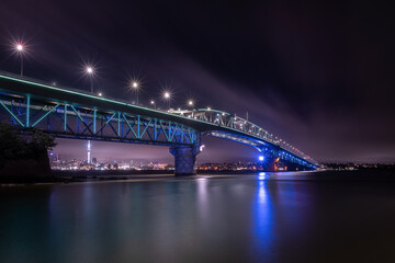 Obraz premium Auckland Harbour Bridge glowing in blue. Auckland, New Zealand