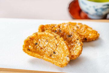 ごま揚げせんべいと日本茶