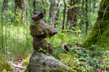 empilage de pierre fait par des promeneurs au bord d'un chemin représentant une tête comme les...