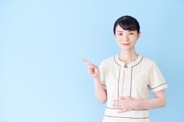 指で指し示すエステ・美容クリニックの女性