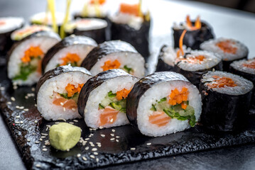 sushi, jedzenie, ryba, ryz, japonka, łososia, posiłek, obiad, nieugotowany, swiezy, alga, delikatesowy, zdrowa, japonia, azja, tuńczyk, lunch © yanek