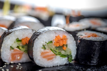 sushi, jedzenie, ryba, ryz, japonka, łososia, posiłek, obiad, nieugotowany, swiezy, alga, delikatesowy, zdrowa, japonia, azja, tuńczyk, lunch © yanek