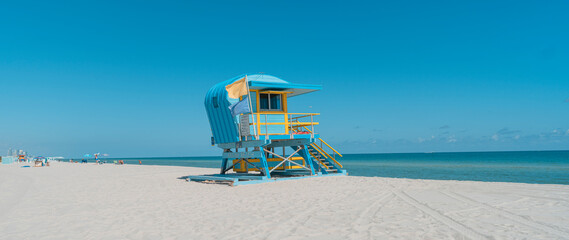 Obraz premium lifeguard tower on the beach beautiful miami