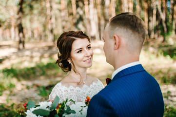 Naklejka premium Happy bride and groom looking at each other.