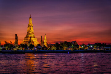 Fototapeta na wymiar The Buddhist Temple Wat Arun during dusk, one of the most popular and beautiful tourist attractions of Bangkok, Thailand