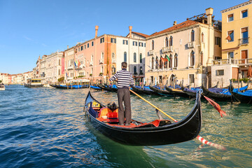 Fototapeta na wymiar Gogoliere auf Gondel im Canale Grande in Venedig