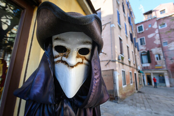 Venezianische Maske in Gasse in Venedig