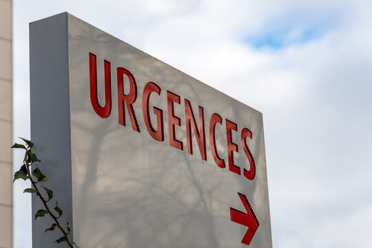 Enseigne avec le mot "URGENCES" &eacute;crit en rouge en Fran&ccedil;ais indiquant la direction du service des urgences dans un h&ocirc;pital en France