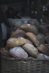 Una cesta de mimbre llena de pan