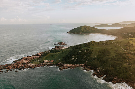 Praia Vermelha und Praia da Rosa aus der Luft fotografiert. Sonne, H&uuml;gel und Meer. Kleine Bucht in Santa Catarina. S&uuml;dbrasilien 2