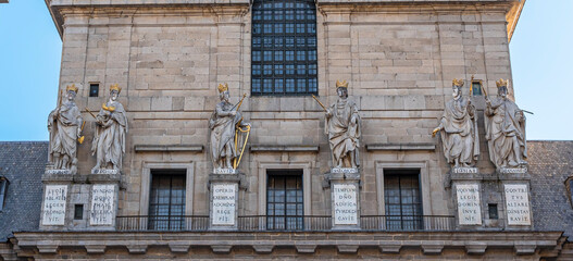 Obraz premium Estatuas de los reyes de Judá en la fachada de la basílica del real monasterio de San Lorenzo de El Escorial, España