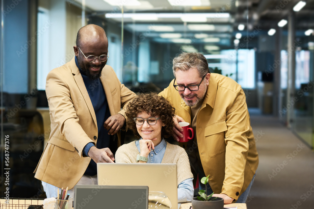 Poster confident african american businessman explaining graphic data on laptop screen to colleagues while 