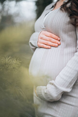 Das Foto zeigt eine Schwangere mit Ihrem Babybauch. Es ist ein sehr nat&uuml;rliches und &auml;sthetisches Foto. 