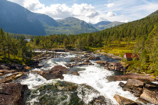 der Fluss vom Wasserfall Likholefossen in der Gemeinde Gaular, Norwegen