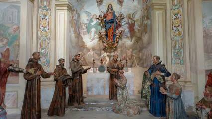 Sacro Monte di Orta in Italien mit Mönch-Holzfiguren vor Altar in Kirchengebäude  - obrazy, fototapety, plakaty