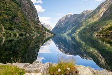 Der Naerofjord am Ort Gudvangen  in Norwegen