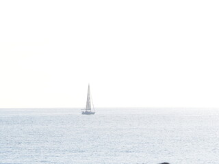 Varco navegando por la playa de Alicante