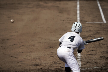 バントをする右打者（高校野球）