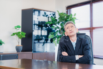 業績不振に頭を抱える経営者の男性