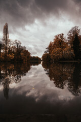 Gespiegelte Landschaft im Wasser