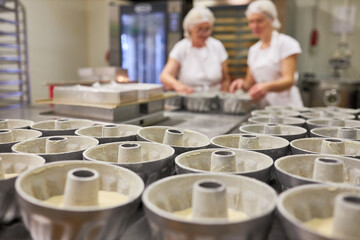 Viele Kuchenformen mit Gugelhupf Kuchen in Großbäckerei
