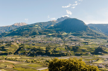 Obraz premium Dorf Tirol, Passeier, Fluss, Passeiertal, Vorderpasseier, Hafling, Meran, Weinberge, Obstbäume, Wanderweg, Herbst, Erntezeit, Südtirol, Italien