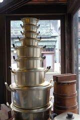 Naklejka premium アルマイト鍋がスタッキングされた、昭和レトロな荒物屋（家庭用雑貨点）の店頭ウィンドウ