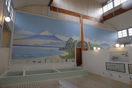 懐かしい銭湯の風景（富士山のペンキ絵）