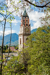Fototapeta premium Meran, St. Nikolaus, Kirche, Altstadt, Tappeinerweg, Spazierweg, Panoramaweg, Promenade, Vinschgau, Etschtal, Aussichtspunkt, Südtirol, Sommer, Herbst, Italien