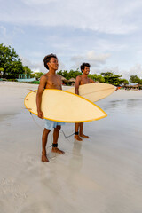 Fototapeta Indonesia, Lombok, Surfers looking at sea from beach obraz