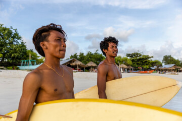 Fototapeta Indonesia, Lombok, Surfers looking at view from beach obraz
