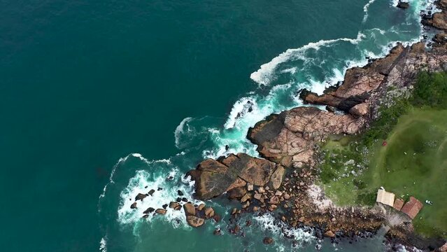 Die Insel Ilha do Batuta vor dem Strand Praia do Luz und Praia da Rosa. Insel aus der Luft gefilmt. Kleine Insel sieht wie ein Herz aus. Blaues Meer und Wellen 1