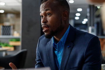 Naklejka premium Businessman listening and looking at partner in meeting