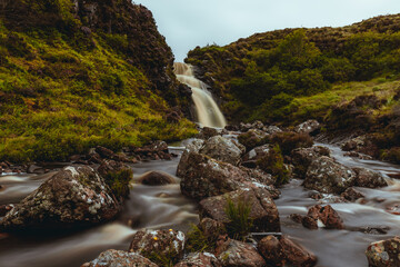 Naklejka na ściany i meble Wasserfall in den schottischen Highlands