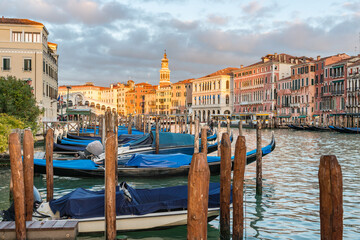 Naklejka premium Gondelanlegestelle am Canale Grande mit Rialtobrücke im Hintergrund