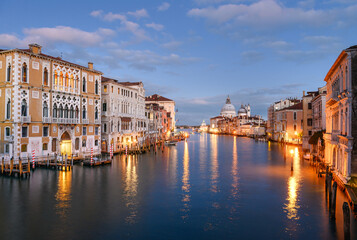 Fototapeta na wymiar Canale Grande und die Basilica di Santa Maria della Salute in Venedig von der Ponte dell'Accademia in der Abenddämmerung