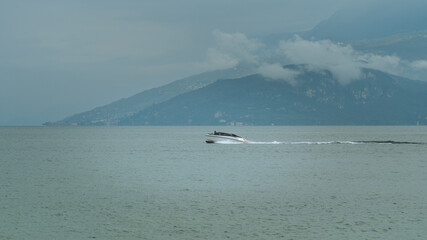 Obraz premium boat on the lake Gardia Sirmione Italy