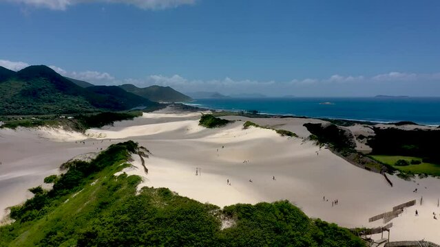Die D&uuml;nen von Siri&uacute;. Dunas do Siri&uacute; Garapaba. Drohnenaufnahme von D&uuml;nen aus Sand dirket am Meer. Sand und gr&uuml;ne Landschaft. Santa Catarina D&uuml;nen 3