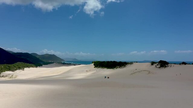 Die Dünen von Siriú. Dunas do Siriú Garapaba. Drohnenaufnahme von Dünen aus Sand dirket am Meer. Sand und grüne Landschaft. Santa Catarina Dünen 4