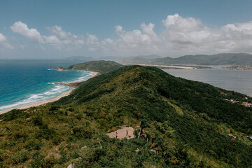 Obraz premium Der Aussichtspunkt Mirante da Boa Vista - Florianoplis. Wunderschöner Blick über tropischen Wald aufs Meer und einem See. Türkiser Atlantik 3