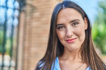 Obraz premium Young beautiful hispanic woman smiling confident standing at street