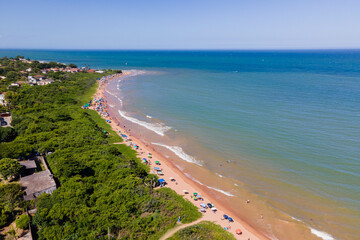 Imagem aérea da Praia dos Fachos na cidade da Serra no litoral do estado do Espírito Santo. Costa tropical com mata atlântica do Brasil.