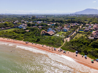 Imagem aérea da Praia dos Fachos na cidade da Serra no litoral do estado do Espírito Santo. Costa...