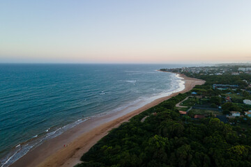 Imagem aérea da Praia dos Fachos na cidade da Serra no litoral do estado do Espírito Santo. Costa tropical com mata atlântica do Brasil.