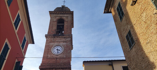 Campanile con orologio nella piazza dell'antico borgo Serra de Conti nelle Marche in Italia